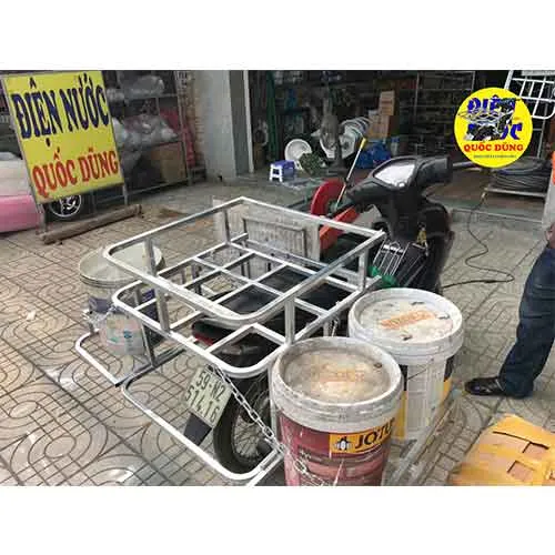 Baga giá kệ chở hàng xe máy có 2 cánh gập mở chở 8 thùng nước suối