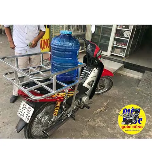 Hình ảnh thực tế giá đèo hàng cho xe máy chở 4 thùng nước suối