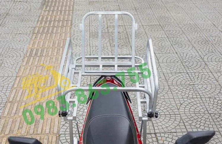 giá để hàng xe máy chuyên chở nước suối chậu bông