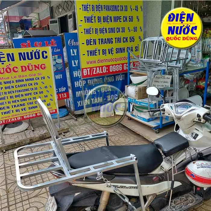 Chiếc giá đèo hàng xe máy đa năng kích thước 50x72cm, phù hợp vận chuyển vật phẩm dài