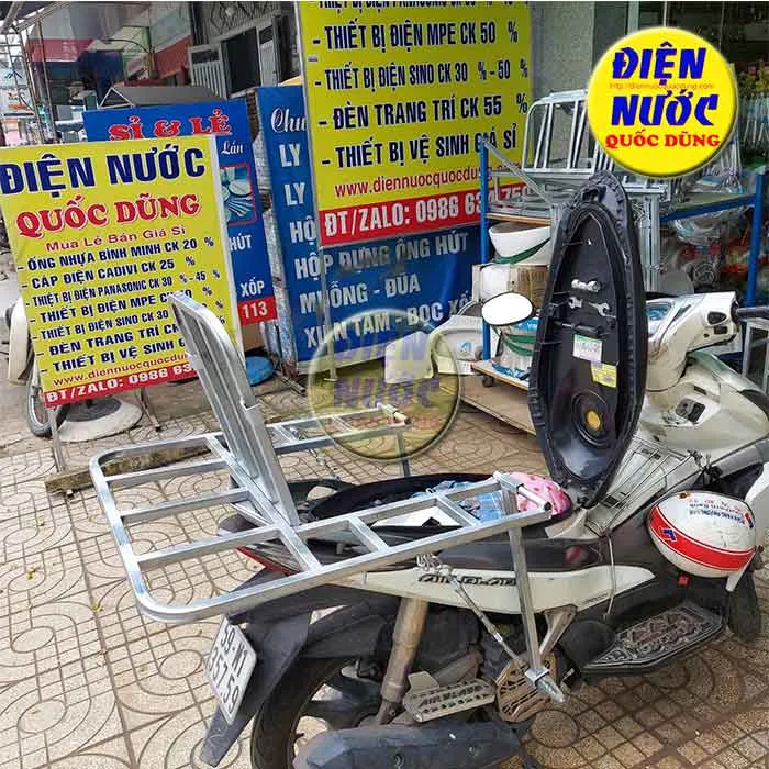 Kệ chở hàng xe máy kích thước lớn 68x72cm, thiết kế vững chắc chịu tải trọng 150kg