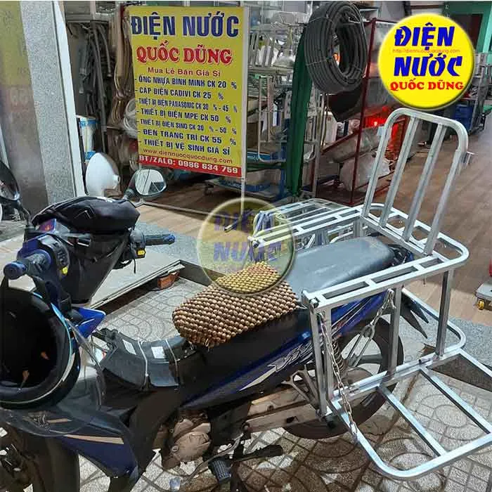 Mẫu baga chở hàng xe máy đa năng có cánh gập giúp tăng bề rộng khi chở hàng cồng kềnh