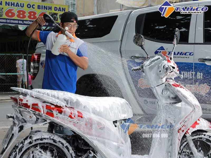 Quy trình rửa xe máy bằng dung dịch chuyên dụng không chạm