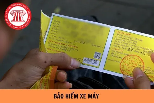 Cảnh sát giao thông đang kiểm tra Giấy chứng nhận bảo hiểm trách nhiệm dân sự xe máy