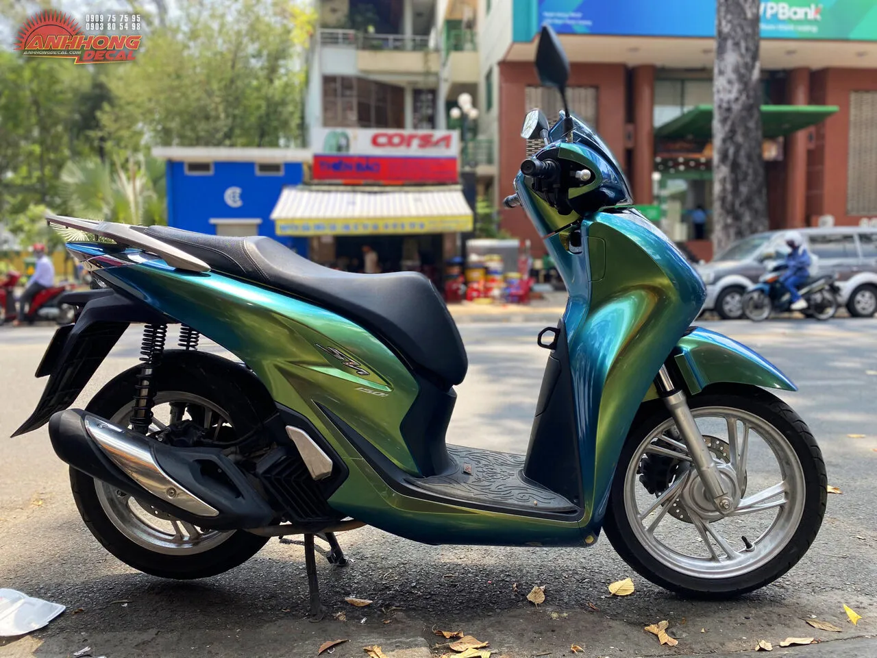 Hình ảnh xe máy được dán decal đổi màu, mang lại diện mạo mới