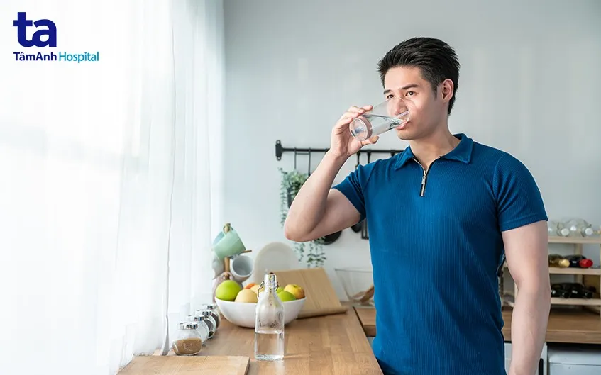 Hình ảnh minh họa các biện pháp phòng ngừa đi tiểu ra máu như uống đủ nước và duy trì thói quen sinh hoạt lành mạnh