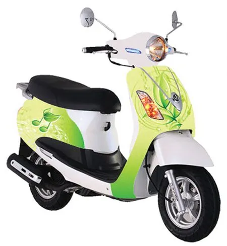 Decal xe máy đơn giản trước khi tiến hành bóc tách