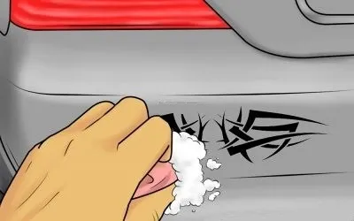 Sử dụng nước xà phòng làm mềm keo dán khi bóc decal xe máy