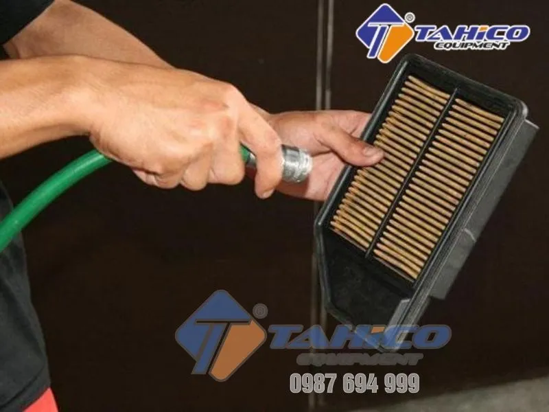Kiểm tra và vệ sinh bộ lọc gió nằm dưới yên xe máy
