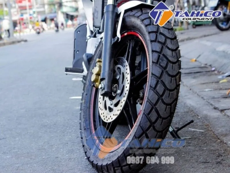 Kiểm tra độ mòn và áp suất của lốp xe máy