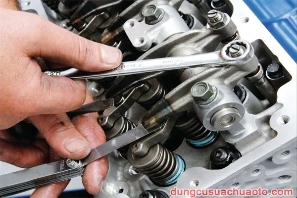 Hướng dẫn chỉnh cò và xupap chi tiết, tập trung vào thao tác với ốc và căn lá