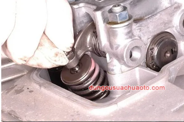 Hình ảnh cận cảnh cò mổ và đuôi xupap khi tháo nắp đầu bò