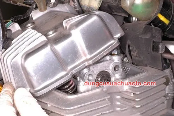 Cò mổ và xupap nằm bên trong nắp đầu bò, cần phải mở nắp để tiếp cận