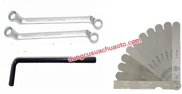 Bộ dụng cụ để điều chỉnh cò xupap, bao gồm căn lá và cờ lê chuyên dụng