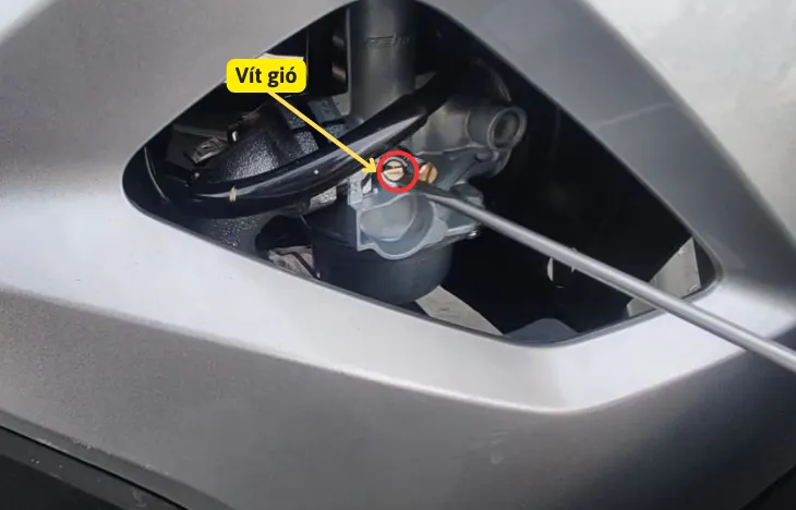 Minh họa vị trí vít gió trên xe máy số chế hòa khí