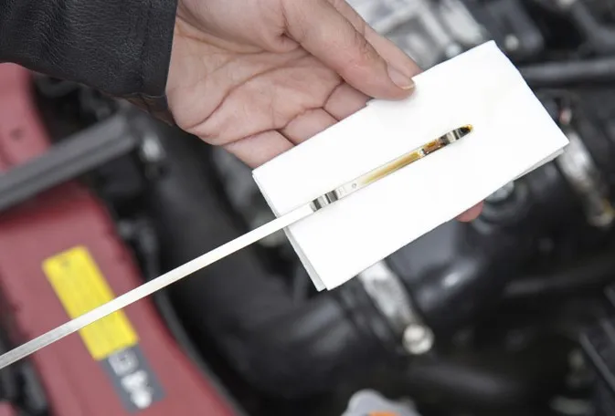 Cách kiểm tra dầu máy xe ô tô: Đọc kết quả trên que thăm với vạch Min/Max