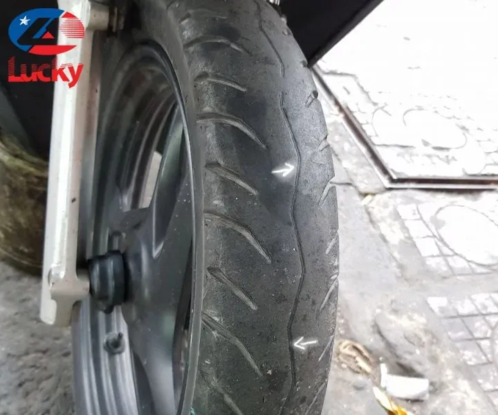 Lốp xe máy bị mài mòn cần được thay thế