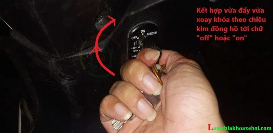 Thao tác cắm chìa và xoay khóa theo chiều kim đồng hồ để mở khóa cổ xe Wave