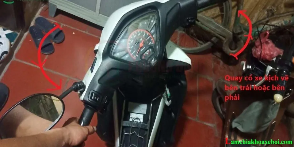 Quay đầu xe Wave sang trái hoặc phải để chuẩn bị khóa cổ