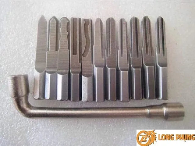 Sử dụng dụng cụ chuyên dụng để mở khóa xe máy khi mất chìa khóa