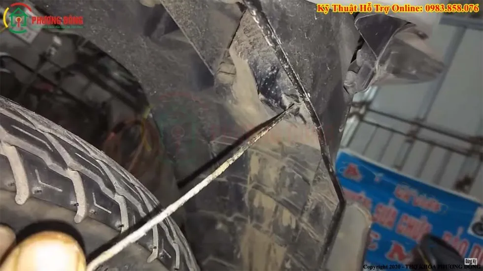 Đẩy cây móc sâu vào trong