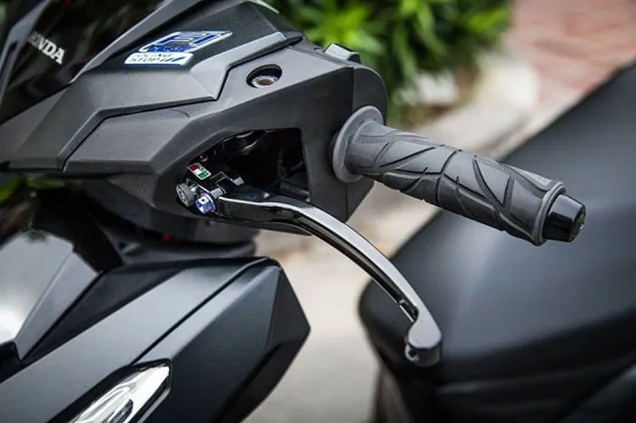 Tay cầm xe máy cũ bị chai mòn là dấu hiệu cần thay thế ngay