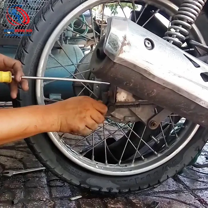 Bức ảnh thể hiện tình trạng một chiếc lốp cần được thay thế ngay do độ mòn sâu