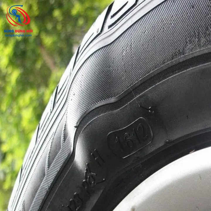 Hình ảnh minh họa một chiếc lốp xe máy bị mòn không đều ở các khu vực khác nhau