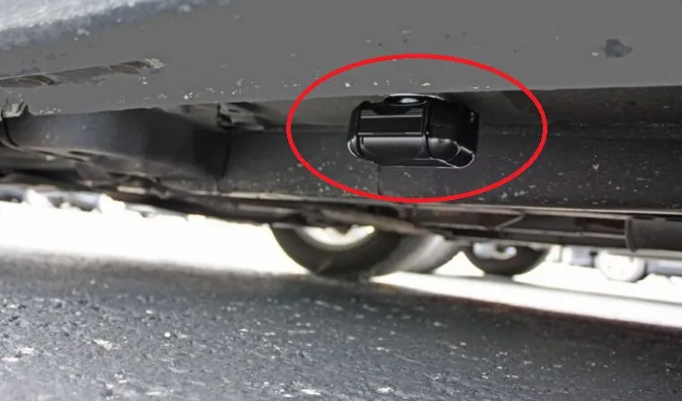 Kiểm tra khu vực gầm xe và hốc nhựa để tìm thiết bị định vị có gắn dây hoặc nam châm