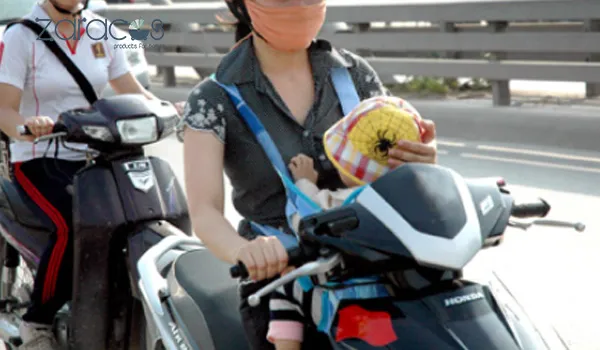 Hướng dẫn các bước che chắn toàn diện và sử dụng địu an toàn cho trẻ em đi xe máy