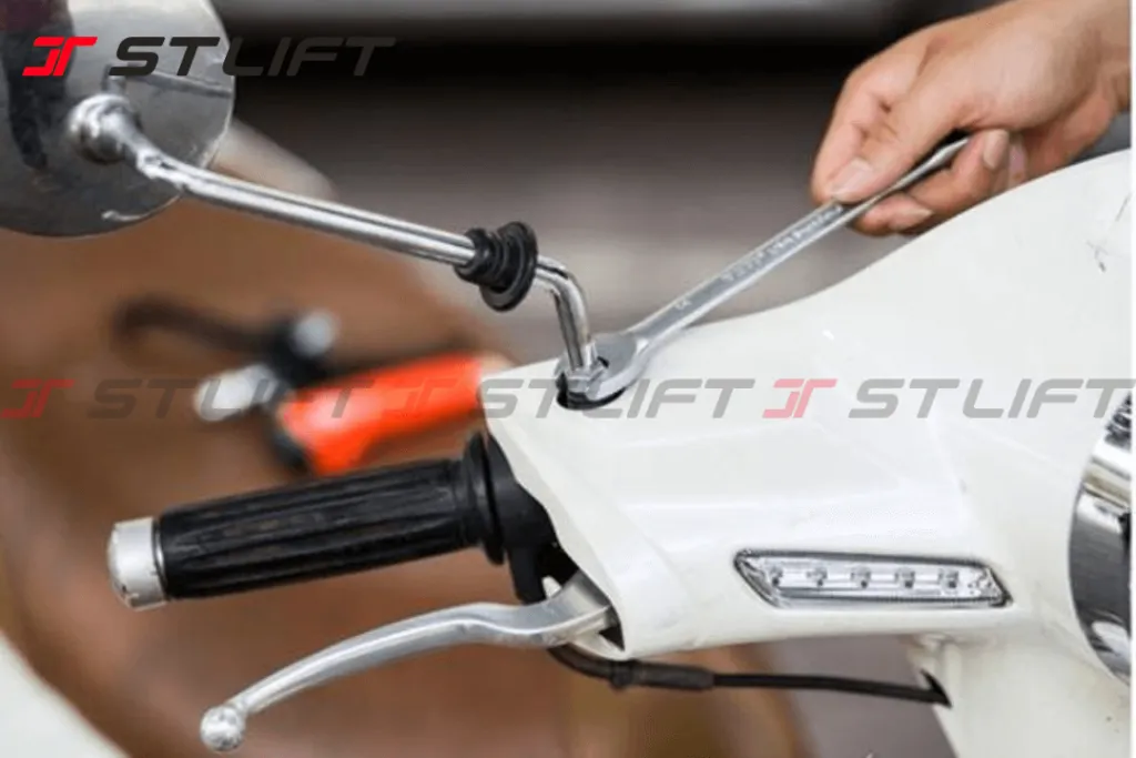 Thao tác vặn ốc chân gương xe máy bằng dụng cụ chuyên dụng