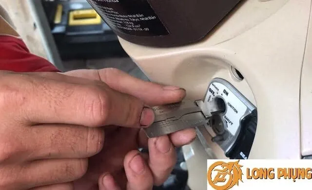 Hình ảnh minh họa cách bẻ khóa xe máy khi mất chìa khóa
