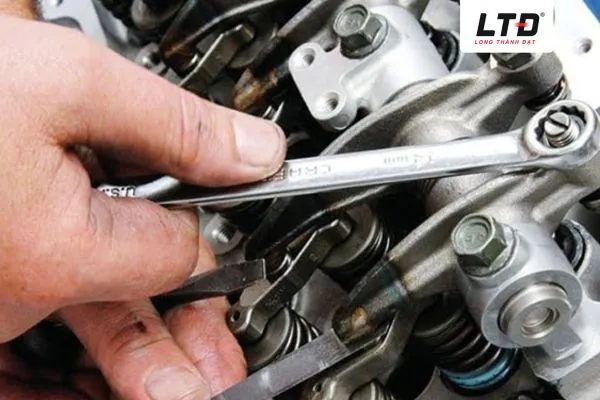 Kiểm tra và điều chỉnh khe hở xupap bằng thước lá chuyên dụng để đảm bảo hiệu suất động cơ