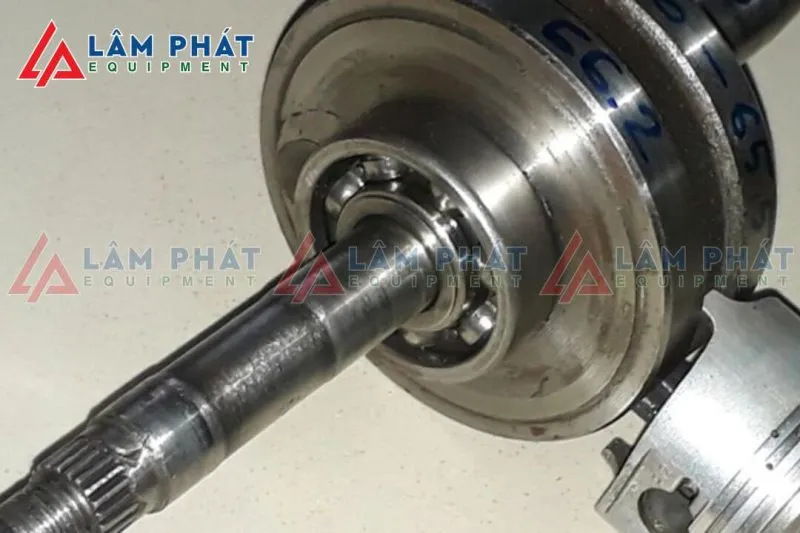 Cấu tạo bộ dên xe máy chi tiết, minh họa bộ phận trục khuỷu và thanh truyền