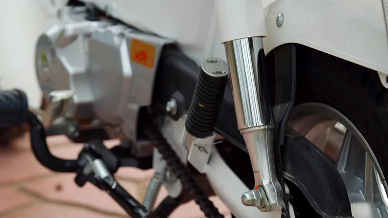 Hệ thống giảm xóc sau chắc chắn của xe máy 82 Chaly 50cc