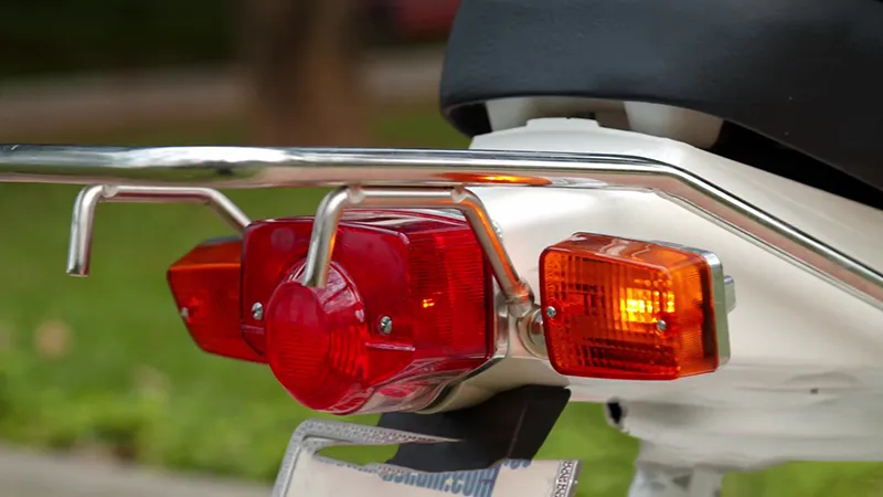 Đèn hậu và xi nhan sau cổ điển trên xe Chaly 50cc Detech