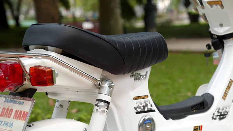 Thân xe Chaly 50cc đời mới kiểu dáng nhỏ gọn và yên thấp