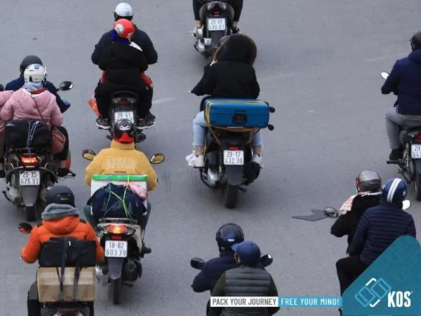 Chằng vali bằng dây buộc hàng hóa vào yên xe máy phía sau