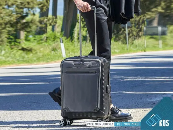 Đặt vali cỡ nhỏ nằm ngang ở sàn để chân xe tay ga