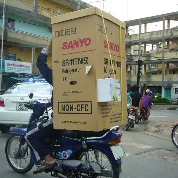 Alt text: Hình ảnh minh họa việc xả nước và rút dây điện của máy giặt trước khi vận chuyển