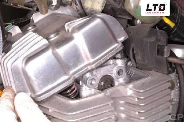 Các nguyên nhân phổ biến gây hở xupap như mòn mặt, lắp đặt sai và biến dạng do nhiệt