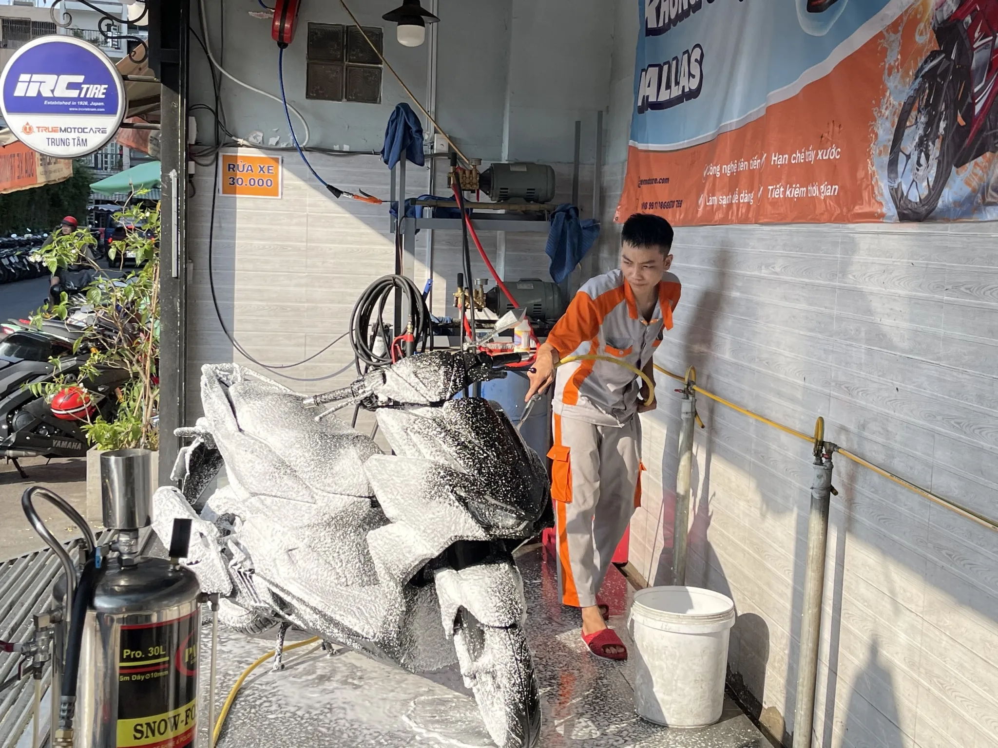 Công nghệ rửa xe không chạm, một phương pháp tiên tiến của cách rửa xe máy siêu sạch