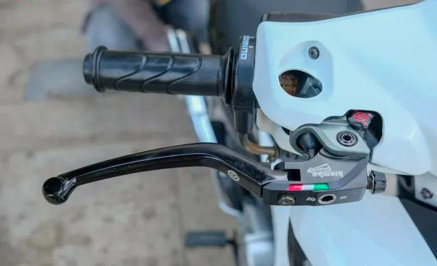 Cùm tay thắng Brembo và cùm tăng tốc Domino tạo nên phong cách của một chiếc xe độ kiểng