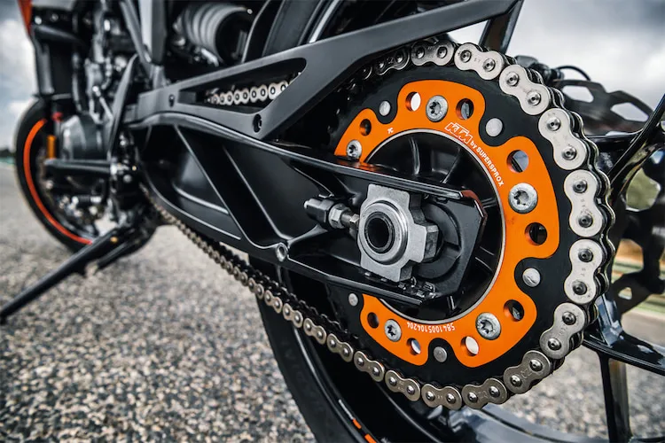 Nhông xích xe máy hoạt động trơn tru trong hệ thống truyền động