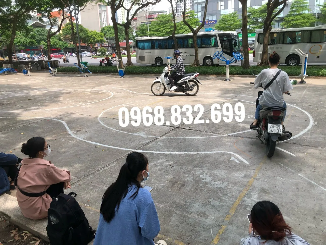 Buổi học lý thuyết tại trung tâm