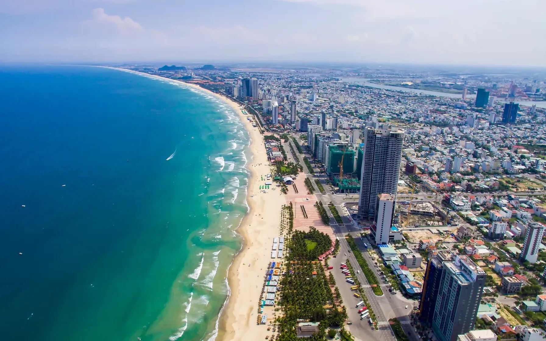 Bãi biển Mỹ Khê, điểm dừng chân lý tưởng trong hành trình khám phá với xe máy thuê ở Đà Nẵng