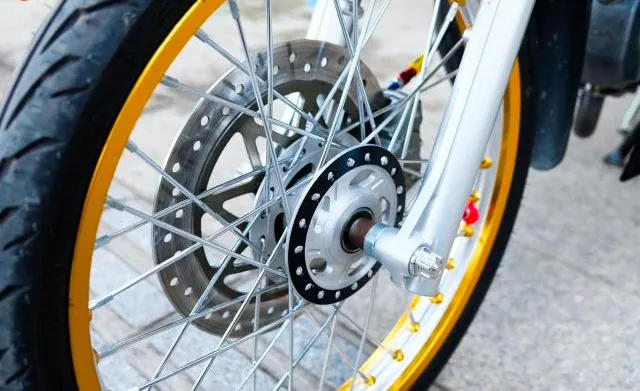 Dàn chân niềng nhôm Thái với màu sắc óng ánh tạo điểm nhấn cho xe