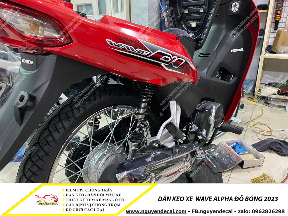 Thợ đang thực hiện dán decal xe Wave Alpha