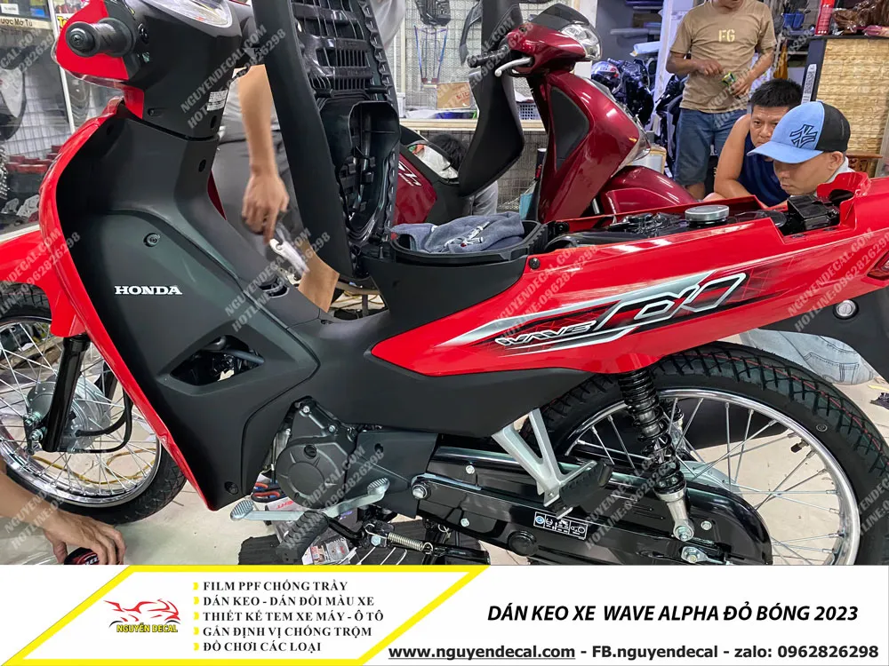 Chi tiết miếng dán decal bóng trên dàn áo xe Wave Alpha