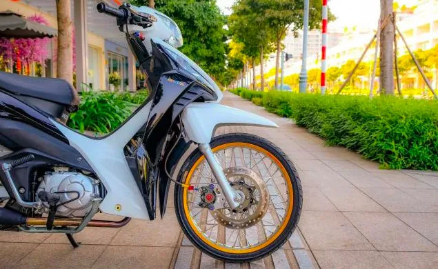 Phuộc trước, heo Brembo và chi tiết chiếc xe wave rsx độ kiểng này còn được độ cả nội công 53zz